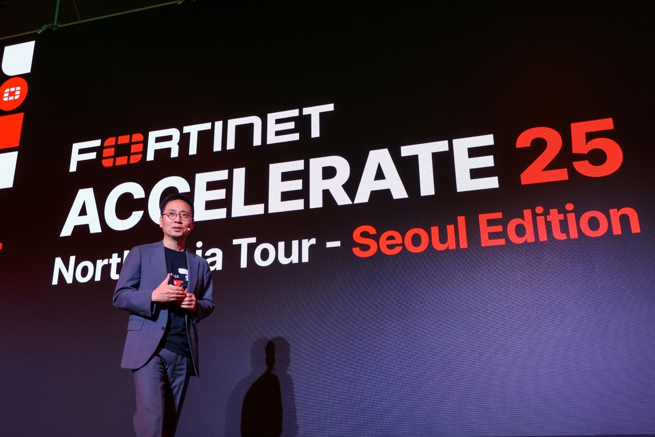 포티넷코리아 조원균 지사장이 27일 서울 송파구 롯데호텔 월드 크리스탈볼룸에서 열린 ‘포티넷 액셀러레이트 2025’에서 키노트 세션 발표를 하고 있다. (사진=포티넷)