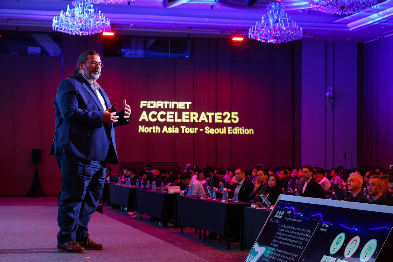 포티넷 필리포 카시니 엔지니어링 수석 부사장이 27일 서울 송파구 롯데호텔 월드 크리스탈볼룸에서 열린 ‘포티넷 액셀러레이트 2025’에서 ‘인사이드 포티넷 AI: 보호에서 능동적 지능으로’를 주제로 발표하고 있다.
