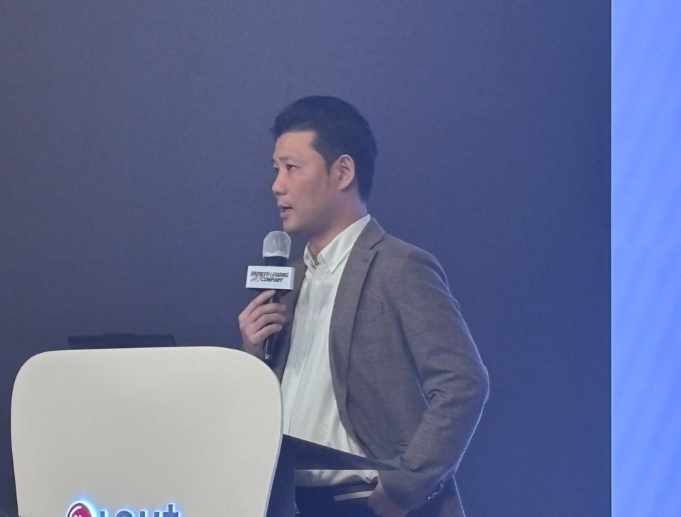 LG유플러스 이진희 CTO가 ‘AI 상담 어드바이저 기술설명회’에서 발표하고 있다.