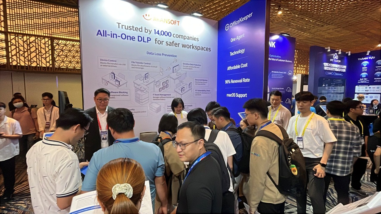 지란지교소프트가 지난 23일(현지 시각) 베트남 호찌민시에서 열린 ‘베트남 시큐리티 서밋 2025’에 참가해 통합 PC 보안 솔루션 ‘오피스키퍼’를 참관객에게 소개했다. 사진은 베트남 시큐리티 서밋 지란지교소프트 부스 현장 (사진=지란지교소프트)
