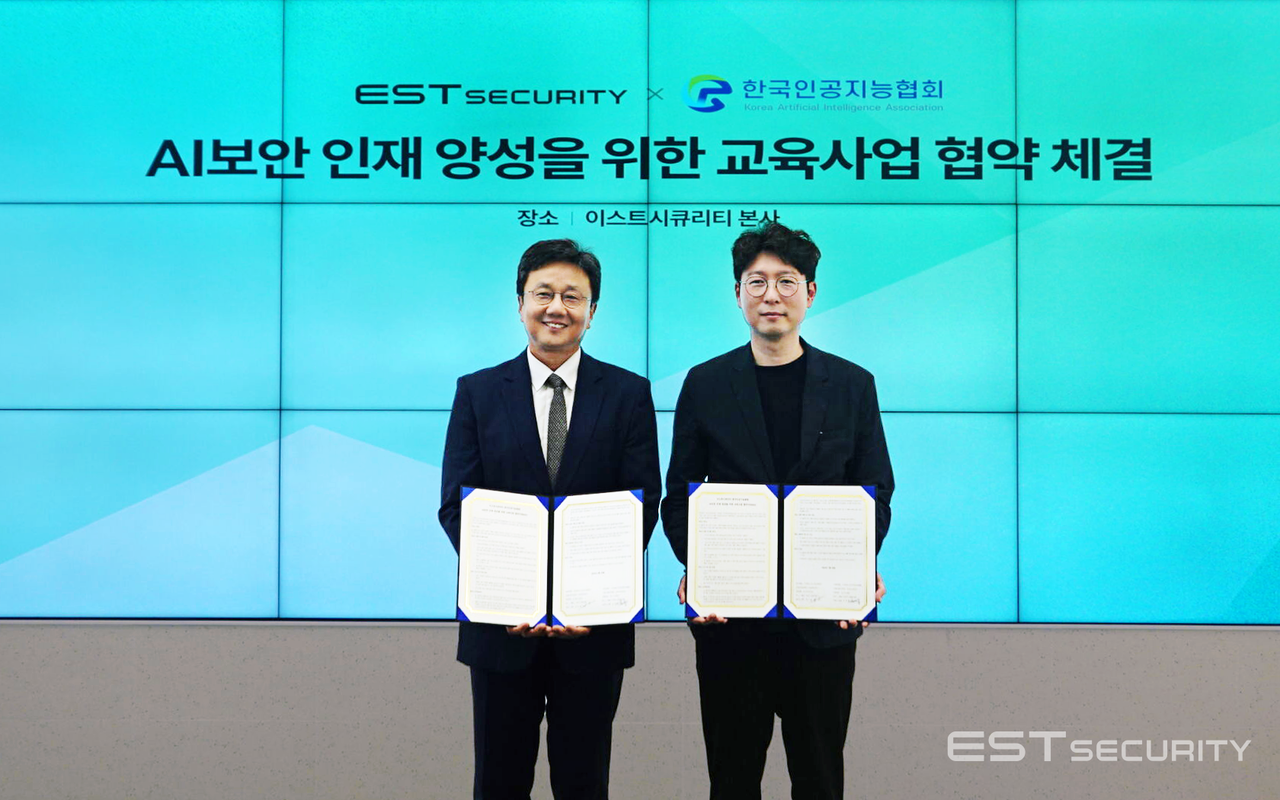 이스트시큐리티 정진일 대표(왼쪽)와 한국인공지능협회 김현철 협회장이 협약식에서 기념 촬영을 하고 있다. (사진=이스트시큐리티)