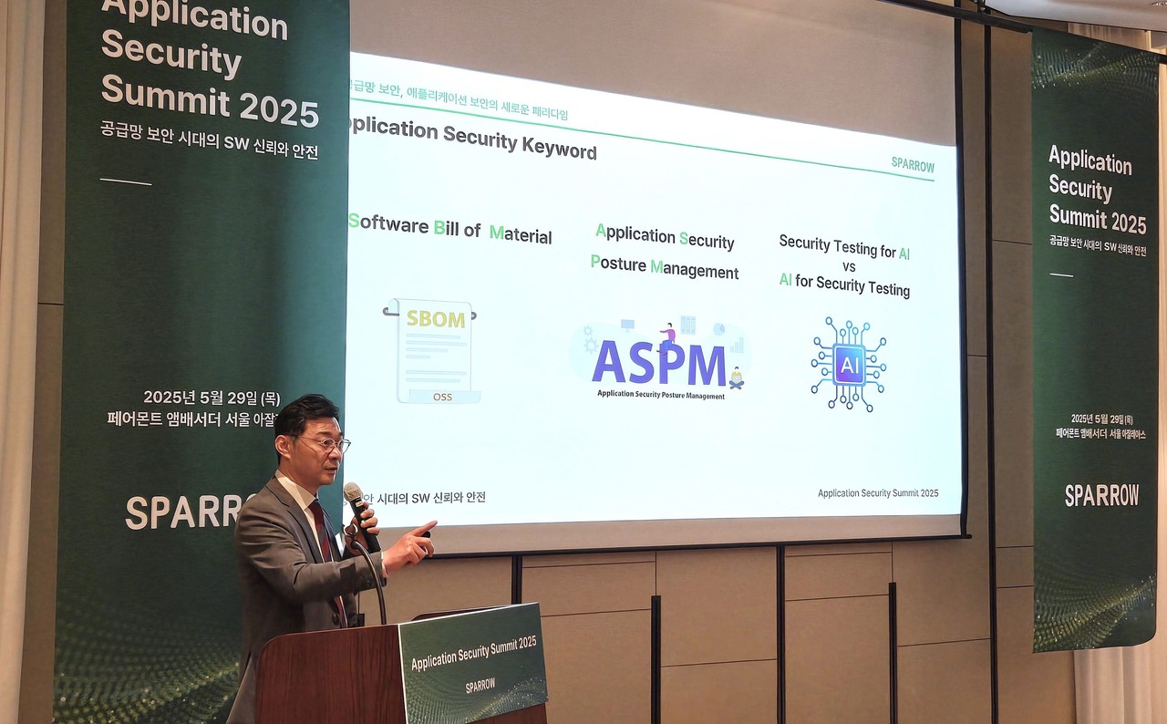 29일 서울 여의도 페어몬트 앰배서더 서울에서 열린 ‘애플리케이션 시큐리티 서밋 2025’에서 스패로우 장일수 대표가 SW 공급망 보안 강화 방안을 소개하고 있다. (사진=스패로우)