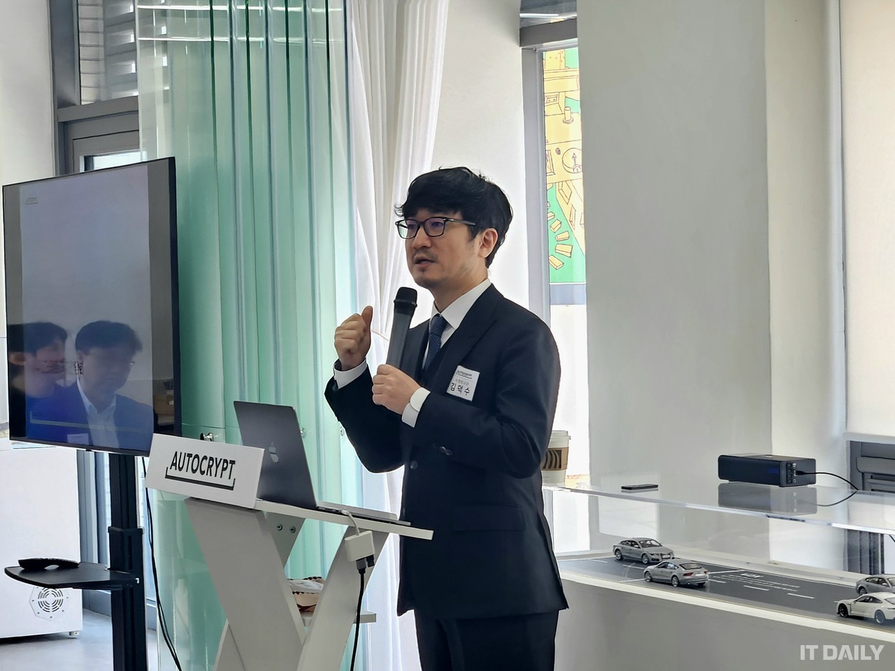 아우토크립트 김덕수 사장이 29일 서울 강남구 삼성동 아우토크립트 미래 모빌리티 센터에서 열린 기자 간담회에서 코스닥 상장에 따른 사업 전략을 발표하고 있다.