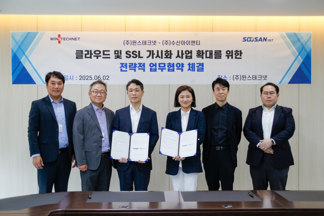 윈스테크넷 김보연 대표(왼쪽에서 3번째), 수산아이앤티 정은아 대표(왼쪽에서 4번째) 등 양사 관계자들이 MOU 체결 후 기념 촬영을 하고 있다.