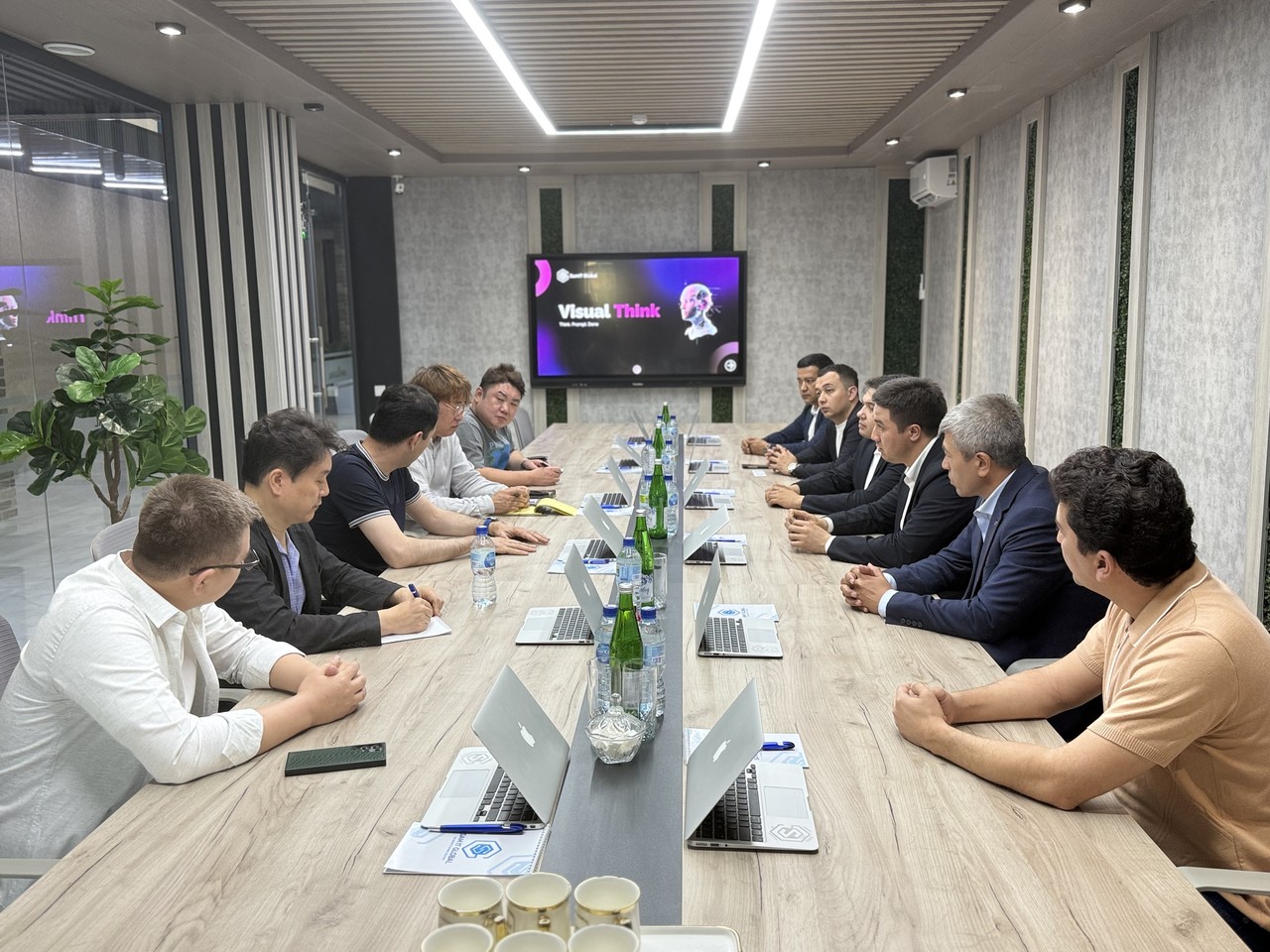 박지환 대표 등으로 구성된 방문단이 지난 5월 말 ‘사마르칸트 IT파크’에서 루스탐 카림조노프(Rustam Karimjonov) 디지털기술부 차관, 에감베르디예프 딜무로드(Egamberdiyev Dilmurod) 사마르칸트州 디지털화국장 등 정부 고위 관계자와 면담하는 모습.