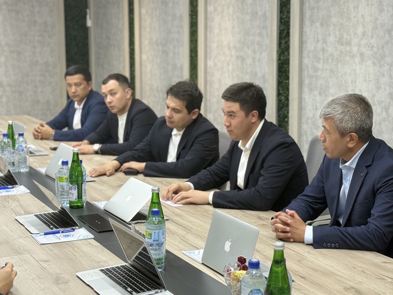 사진 오른쪽에서 두 번째가 루스탐 카림조노프 디지털기술부 차관