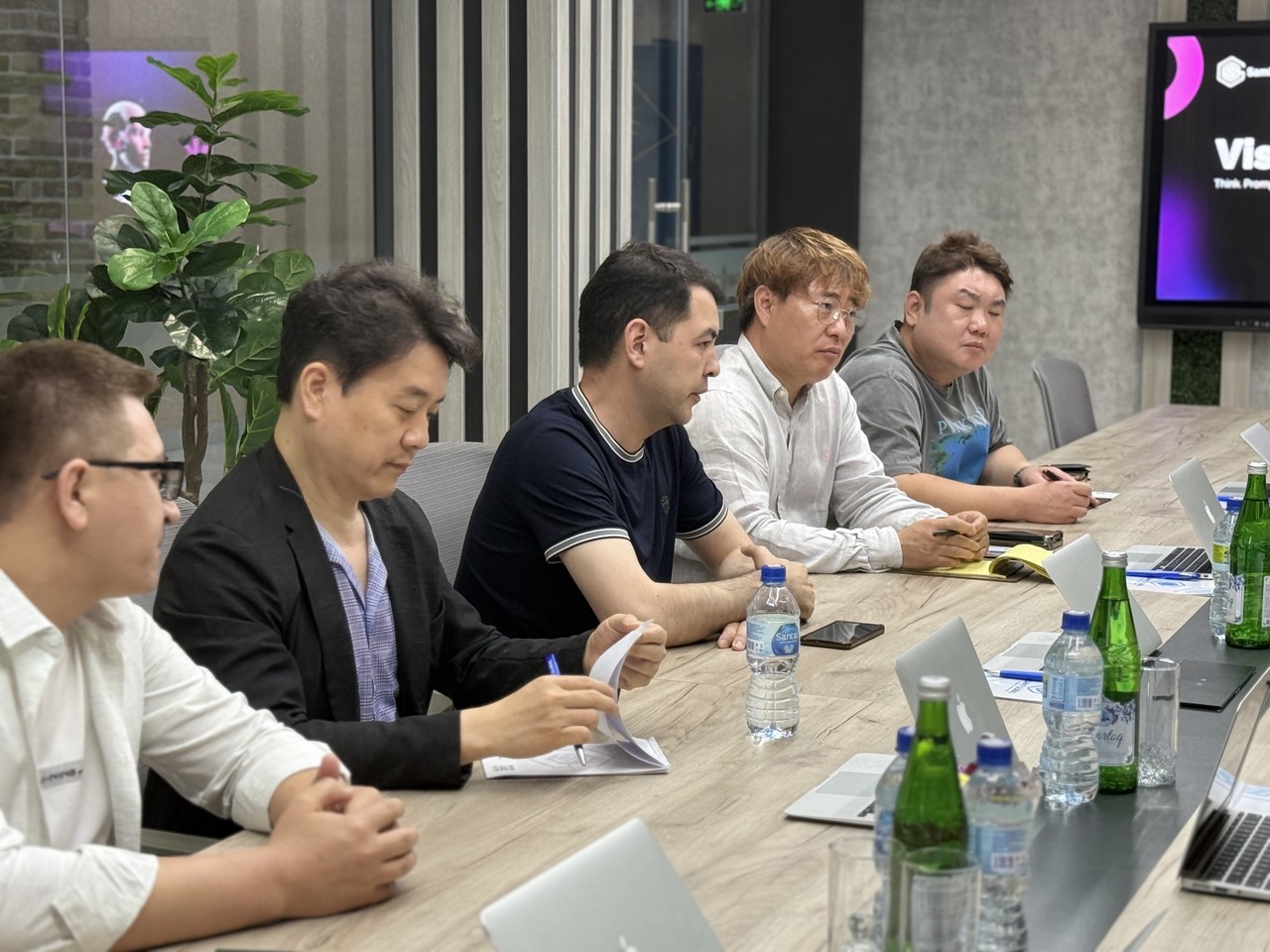 사진 왼쪽에서 두 번째가 씽크포비엘 박지환 대표.