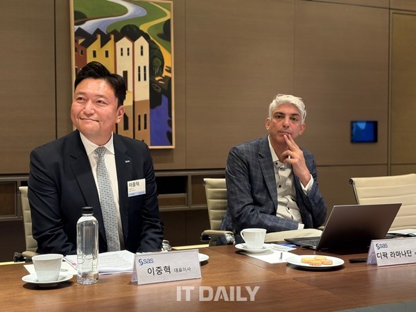 SAS코리아 이중혁 대표(왼쪽), SAS 글로벌 디팍 라마나단 기술 프랙티스 부사장