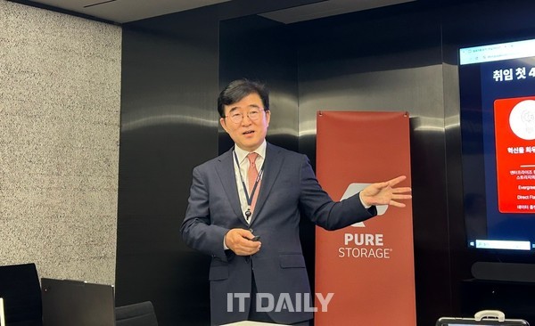 퓨어스토리지코리아 전인호 지사장이 발표를 진행하고 있다. (사진=성원영 기자)