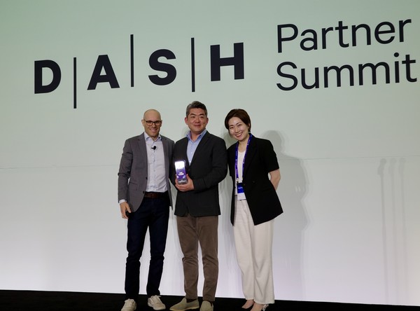 (왼쪽부터) 데이터독 채널 및 얼라이언스 재러드 버클리(Jarrod Buckley) 부사장, 메가존클라우드 황인철 CRO, 데이터독 채널 및 얼라이언스 이수림 총괄(왼쪽부터)이 기념촬영을 하고 있다. (사진=메가존클라우드)