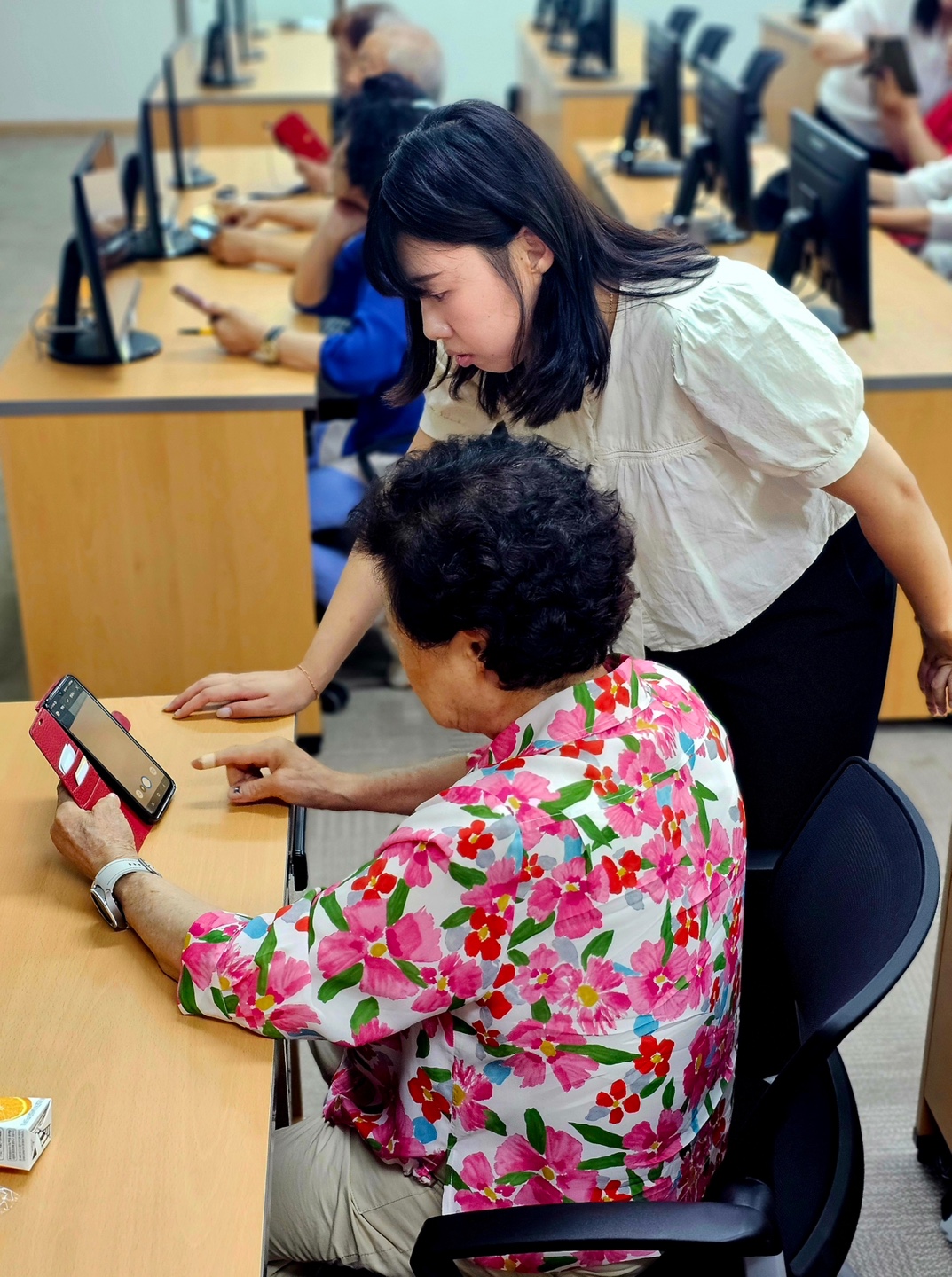 한국사회보장정보원 대구경북지역센터에서 어르신을 대상으로 스마트폰 활용 교육을 진행하고 있다.