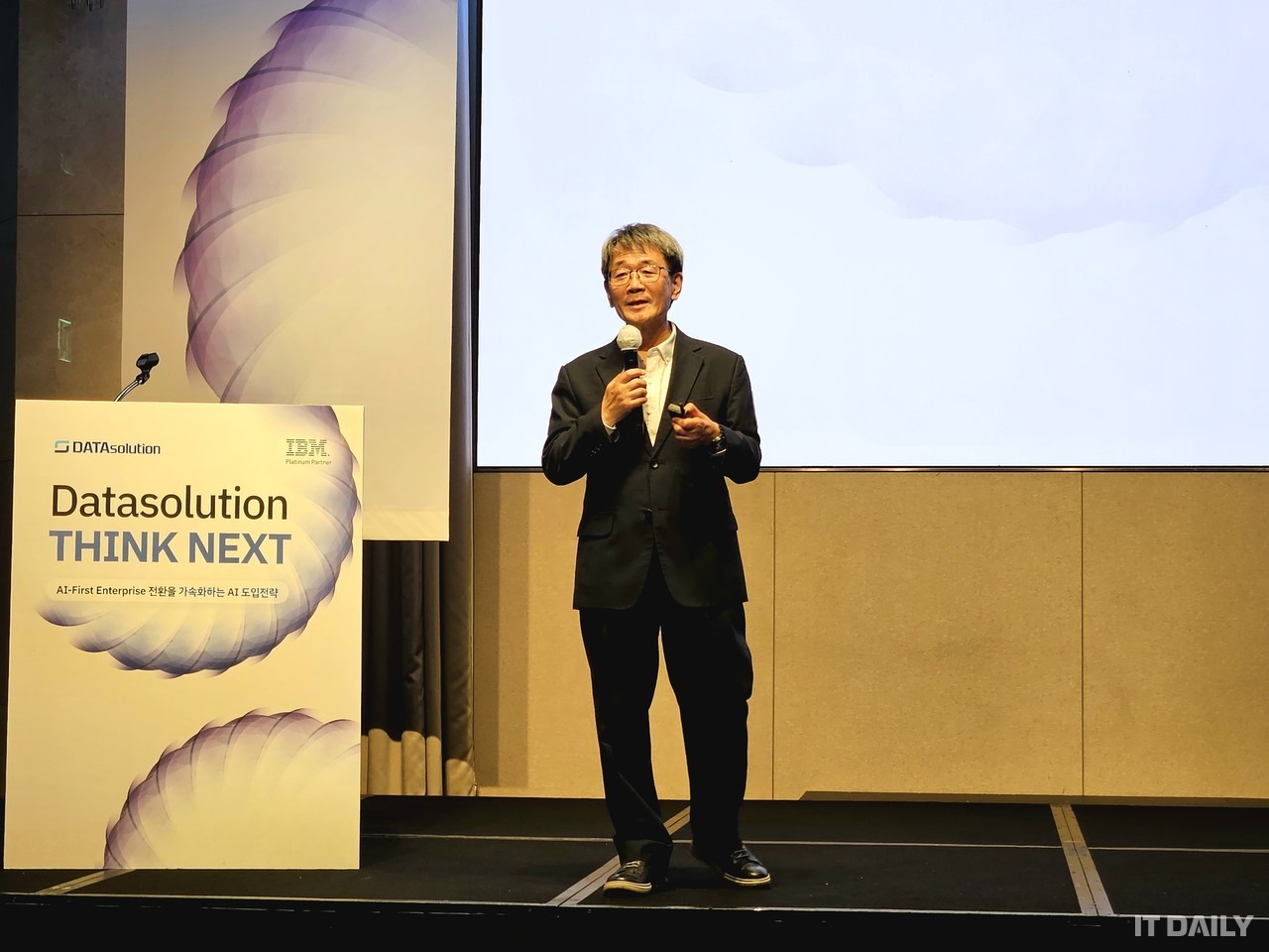 고려대학교 허명회 명예교수가 ‘우리들의 학습 방법, 이래도 괜찮은가?’를 주제로 기조연설을 발표하고 있다.