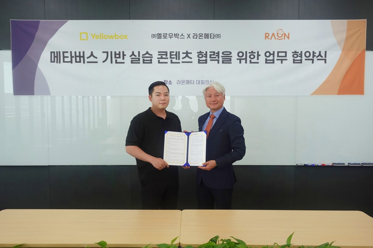 라온메타 윤원석 메타데미사업본부장(오른쪽)과 옐로우박스 장윤수 대표가 ‘메타버스 기반 실습 콘텐츠 협력을 위한 업무협약(MOU)’을 체결한 뒤 기념사진을 촬영하고 있다. (사진=라온메타)