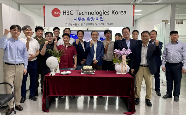 H3C코리아가 사무실을 이전하고 주요 파트너들을 초청해 이전식을 가졌다. 이 자리에는 한국정보공학, 효성ITX 등 총판사 관계자들과 최근 리셀러로 합류한 위드네트 등 파트너사 임직원들이 함께 했다.