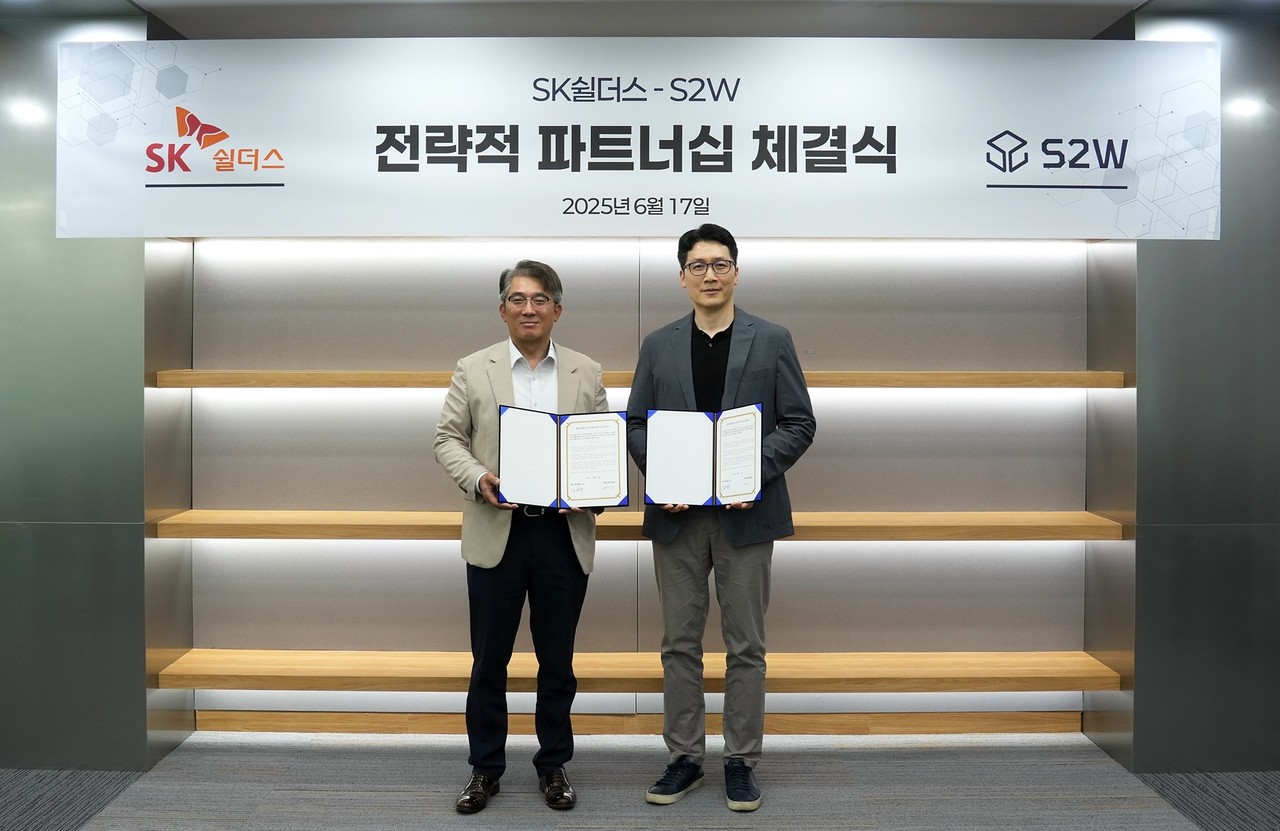 SK쉴더스 김병무 사이버보안부문장(왼쪽)과 S2W 서상덕 대표가 지난 17일 전략적 파트너십 체결 후 기념 촬영을 하고 있다. (사진=S2W)