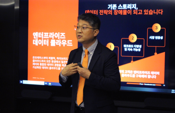 퓨어스토리지 김민철 APJ 전무가 ‘퓨어//엑셀러레이트 2025’에 앞서 진행된 미디어 브리핑에서 발표를 진행하고 있다. (사진=퓨어스토리지)