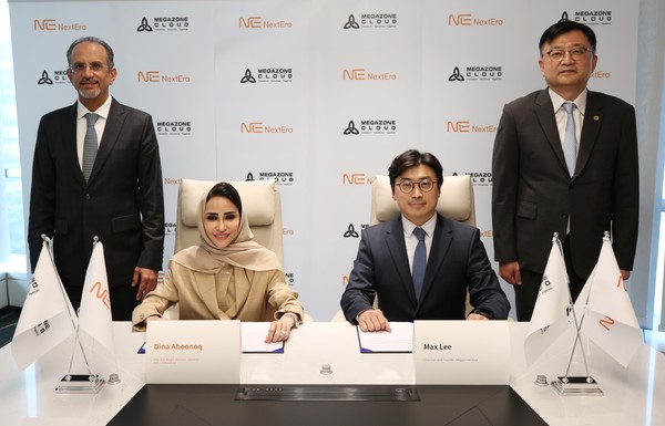 (오른쪽부터) 넥스트에라 이사회 의장인 나빌 알-누아임, 넥스테에라 디나 아부누크 CEO, 메가존클라우드 이주완 의장, 한국소프트웨어산업협회(KOSA) 조준희 회장이 MSA 체결식 이후 기념촬영을 하고 있다. (사진=메가존클라우드)