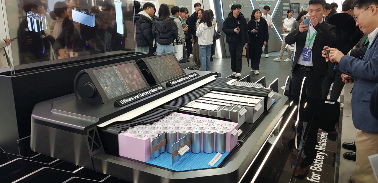 인터배터리 2025 행사에 전시된 전고체 배터리 소재. 사진=IT데일리 DB