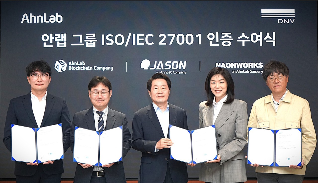 안랩과 자회사 3사가 ‘ISO/IEC 27001:2022’ 인증을 획득했다. (왼쪽부터) 제이슨 김경화 대표, 안랩 이상구 실장, 안랩 강석균 대표, DNV 비즈니스어슈어런스코리아 이소영 대표, 나온웍스 이준경 대표. (사진=안랩)