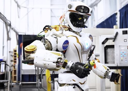 사이오닉이 제작한 손을 장착한 휴머노이드 로봇이 작업을 수행하고 있는 모습. 사진=사이오닉