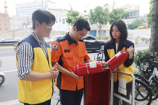 CJ올리브네트웍스 봉사단과 용산소방서 소방관이 함께 보이는 소화기 점검에 나서고 있다 (출처: 용산소방서)