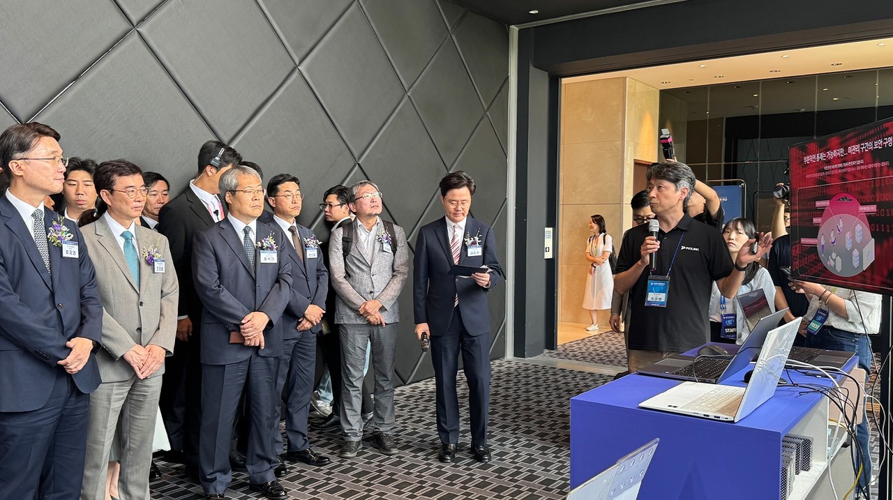 파이오링크 최준영 티프론트 개발실장(오른쪽)이 9일 서울드래곤시티 호텔에서 열린 제14회 정보보호의 날 제품전시에서 