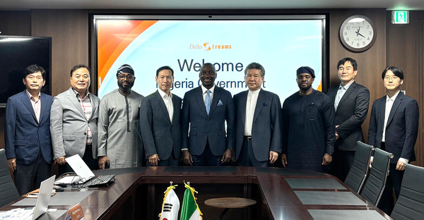 (왼쪽 네번째부터)데이터스트림즈 이영상 대표, 나이지리아 우무누보 대통령디지털창조경제 고문, 아시아경제개발위원회 윤석헌 회장 등이 지난 9일 데이터스트림즈 본사 2층 대회의실에서 열린 한-나이지리아 디지털경제 대담회에서 기념 사진을 찍고 있다.