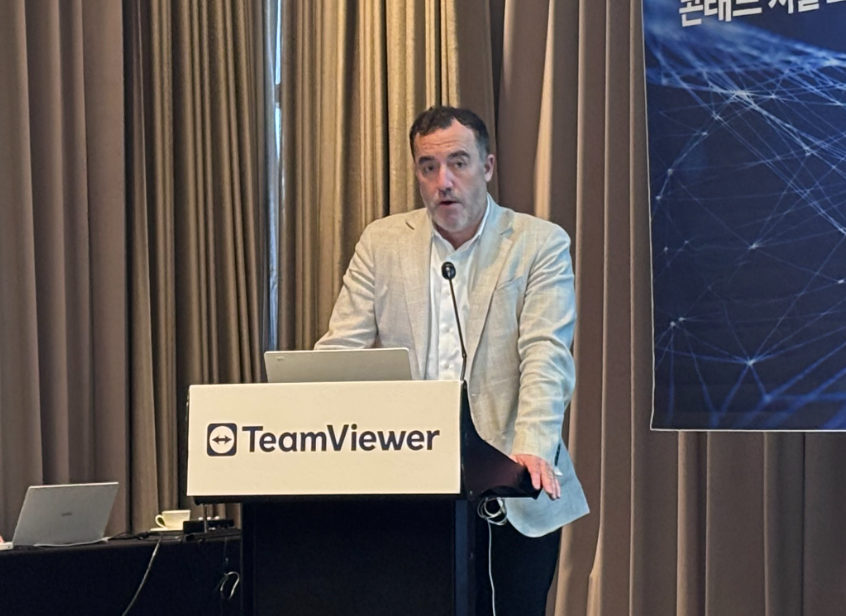 팀뷰어 마크 밴필드 CCO가 기자간담회릍 통해 발표하고 있다.