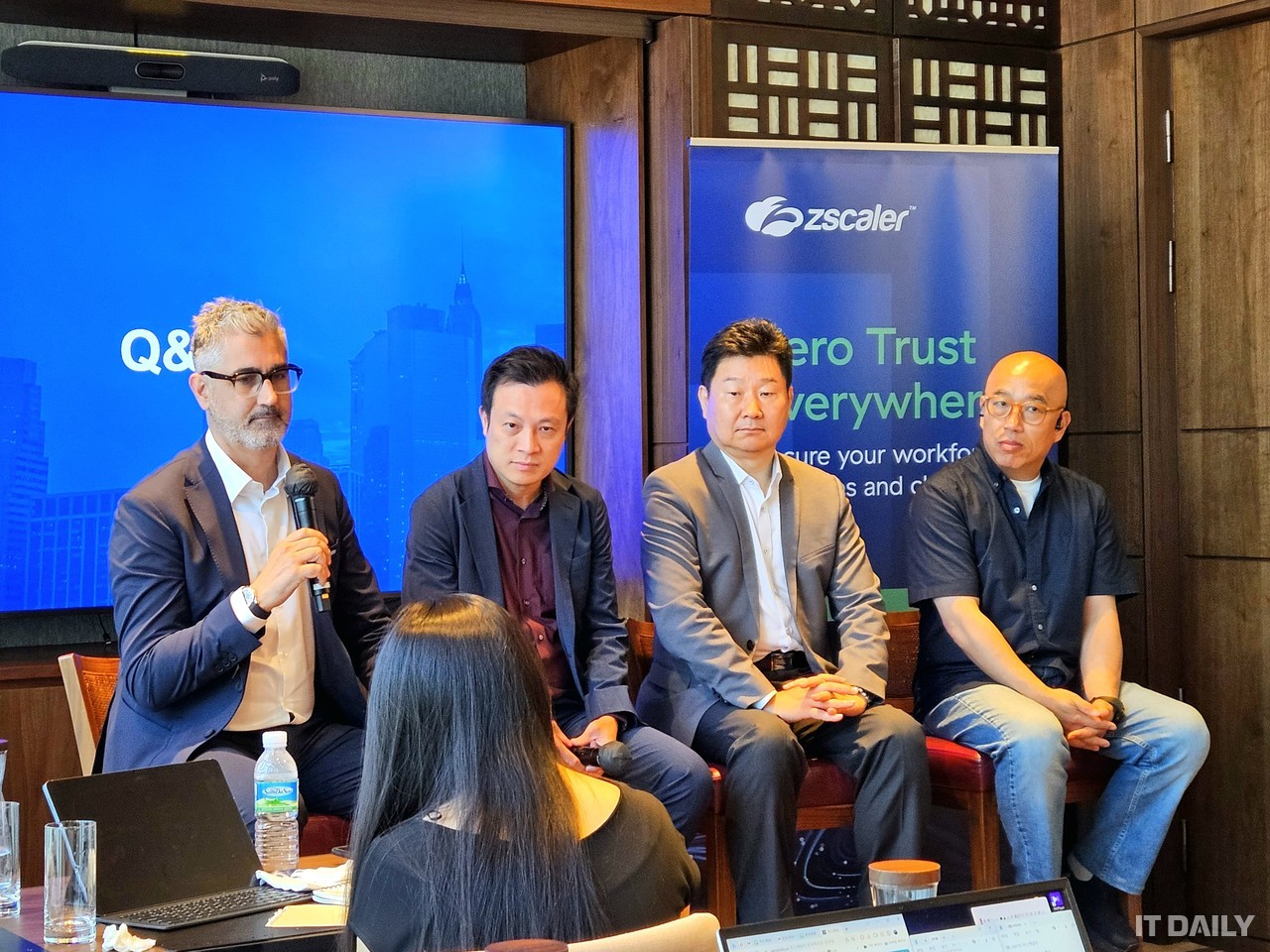 (왼쪽부터) 지스케일러 산제이 야다브 아시아태평양 지역 총괄, 존스 렁 아시아태평양 지역 솔루션 엔지니어링 총괄, 지스케일러 코리아 이헌주 지사장, 인승진 전무가 10일 서울 강남구 파크 하얏트 서울에서 열린 기자 간담회에서 취재진과 질의응답을 하고 있다. 