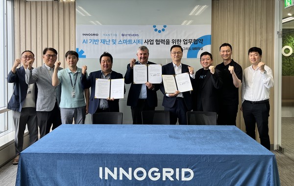 (왼쪽에서 4번째)이노그리드 김명진 대표이사, (왼쪽에서 5번째) 밴티크 미구엘 뉴흐 CRO APAC & LATAM, (왼쪽에서 6번째)에티버스 김준성 전무 등 관계자들이 기념 사진을 촬영하고 있다. 