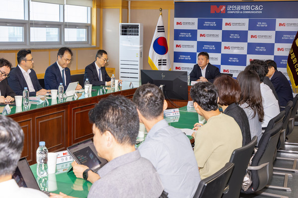 KT와 군인공제회C&C 주요 관계자가 참석해 사업 착수보고회를 진행하고 있다.