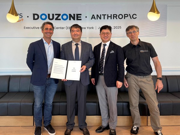 (왼쪽부터) 앤트로픽 댄 로젠탈 글로벌 파트너십 부사장, 더존비즈온 김용우 회장, 지용구 부사장, AWS 슬라빅 디미트로비치 글로벌 AI/ML 테크 총괄