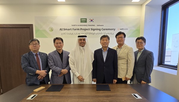 솔트웨어는 지난 7월 19일 사우디아라비아 리야드에서 나브드 알 마슈라 트레이딩(NABTH ALMASHRA Trading)사와 AI스마트팜 구축을 위한 협약을 체결했다. 왼쪽부터 제이투솔루션 안창곤 대표, 폼테크인더스트리얼 문홍의 대표, 아흐메드 알잘라젤 회장, 솔트웨어 이정근 회장, 솔트웨어 이성희 대표, 솔트웨어 김창배 전무.