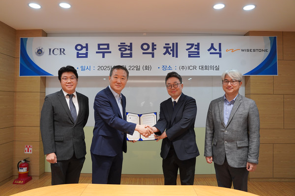와이즈스톤과 ICR이 사이버보안 시험·인증 역량 강화를 위한 업무협약 (MOU)을 체결했다. 계약 체결후 (왼쪽부터)홍성욱 와이즈스톤 ICT시험인증 연구소장, 김덕용 ICR 대표, 이영석 와이즈스톤 이사, 심상우 ICR 부사장이 기념사진을 찍고 있다.