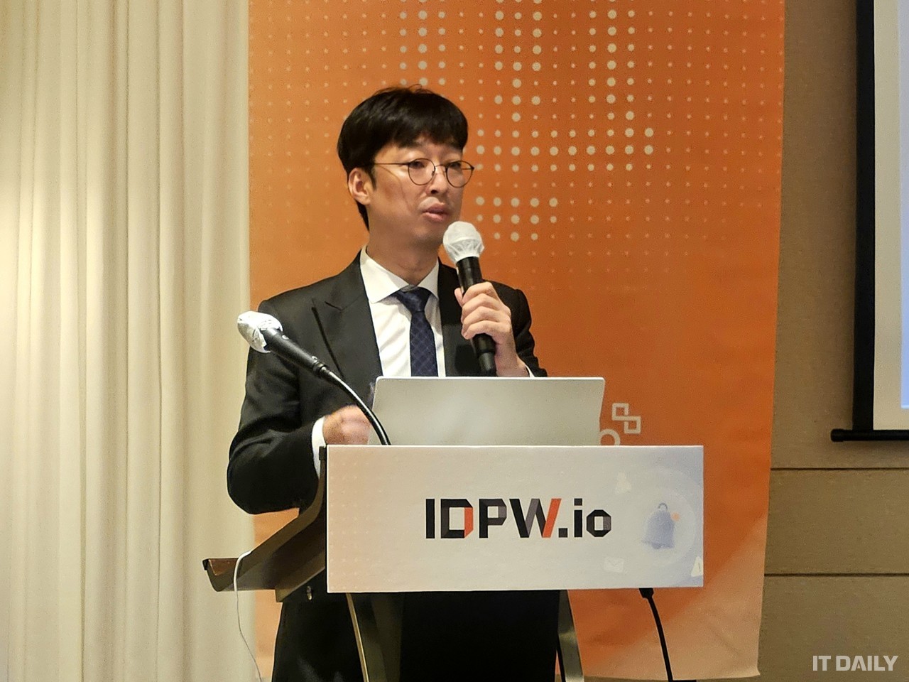 샌즈랩 김기홍 대표가 여의도 페어몬트 앰버서더 서울에서 열린 기자 간담회에서 실시간 개인정보 유출 알림 서비스 ‘IDPW’를 소개하고 있다.