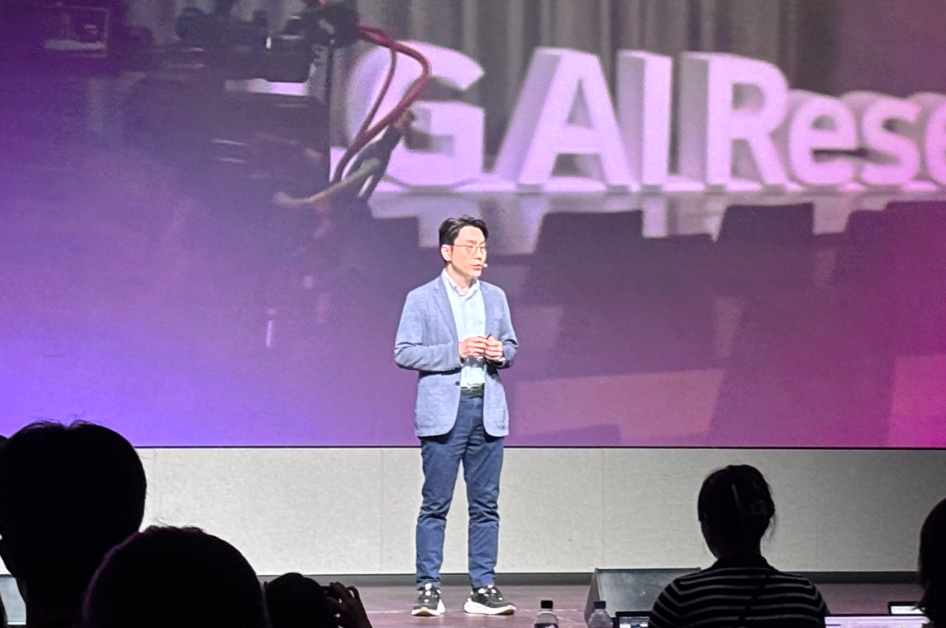 LG AI 연구원 임우형 공동 연구원장이 토크 콘서트를 통해 발표하고 있다. (사진=권영석 기자)
