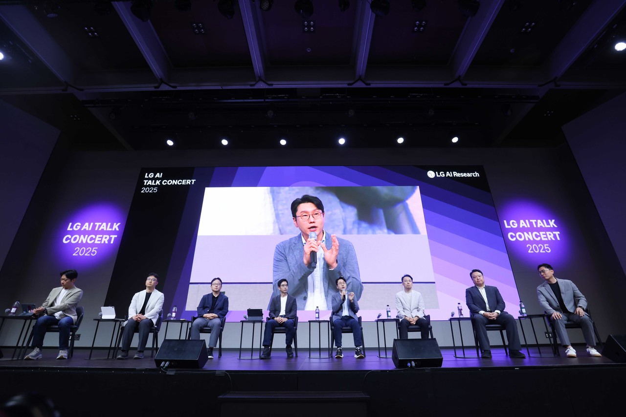 LG AI연구원 리더들이 토크 콘서트에서 질의응답을 진행하고 있는 모습 (사진=LG)