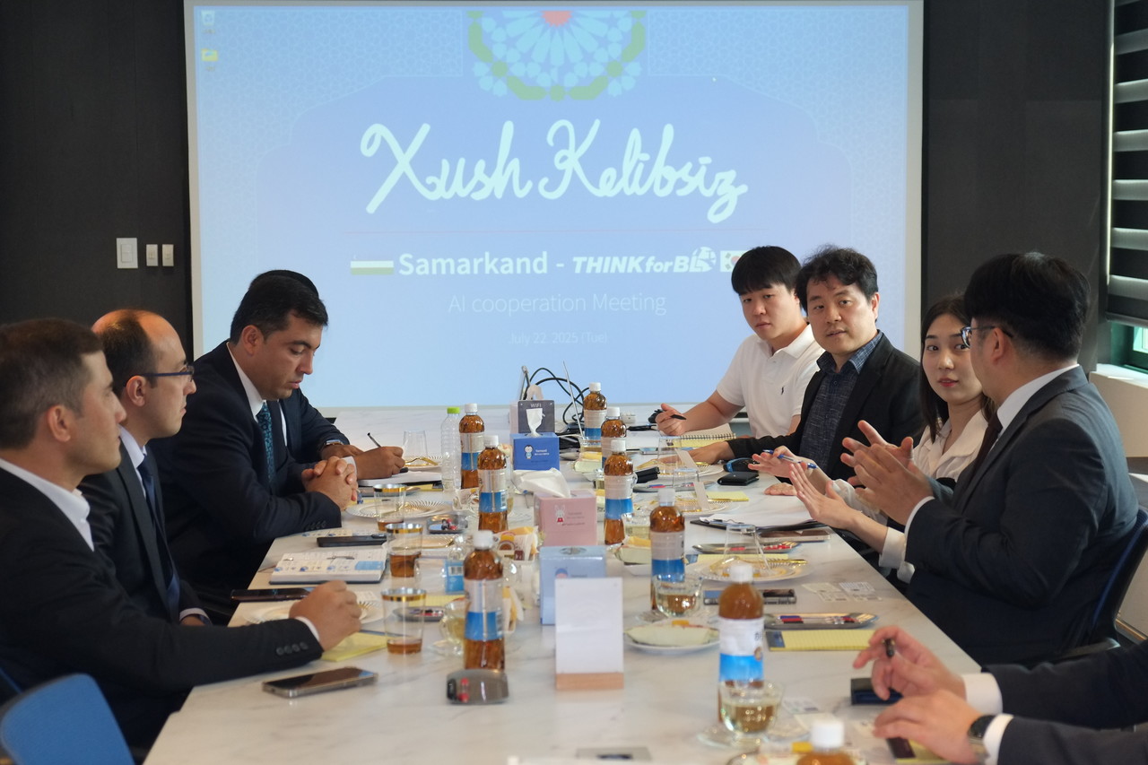 우즈베키스탄 사마르칸트 주 정부 고위 대표단과 씽크포비엘·한국SW테스팅협회가 현지 교류·사업을 위한 협의를 진행하고 있는 모습
