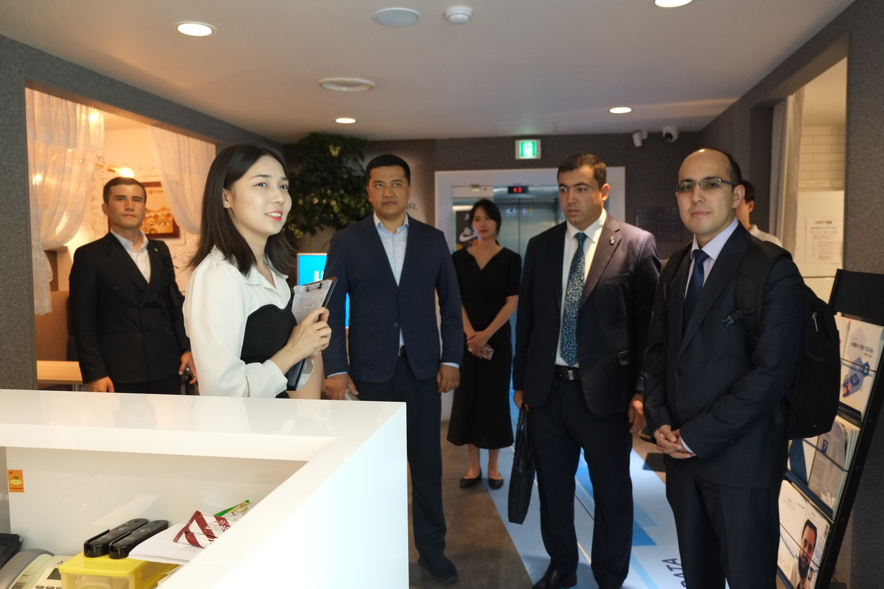 우즈베키스탄 사마르칸트 주 정부 고위 대표단이 씽크포비엘 본사를 방문해 연구소 등 인프라를 둘러보고 있는 모습