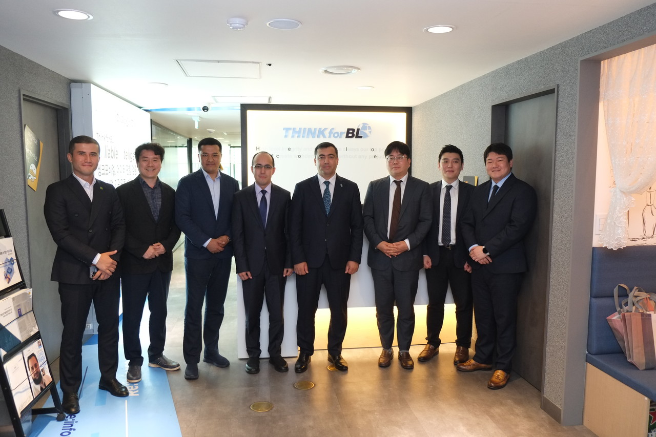 씽크포비엘 박지환 대표(왼쪽에서 2번째 ), 아누아로프 안소르 알리마돈비치(Anvarov Ansor Alimardonovich) 사마르칸트 주지사 디지털 자문(왼쪽에서 5번째), 한국SW테스팅협회장을 맡고 있는 두루이디에스 배현철 대표 (왼쪽에서 6번째) 등이 협의 후 기념사진을 촬영하는 모습