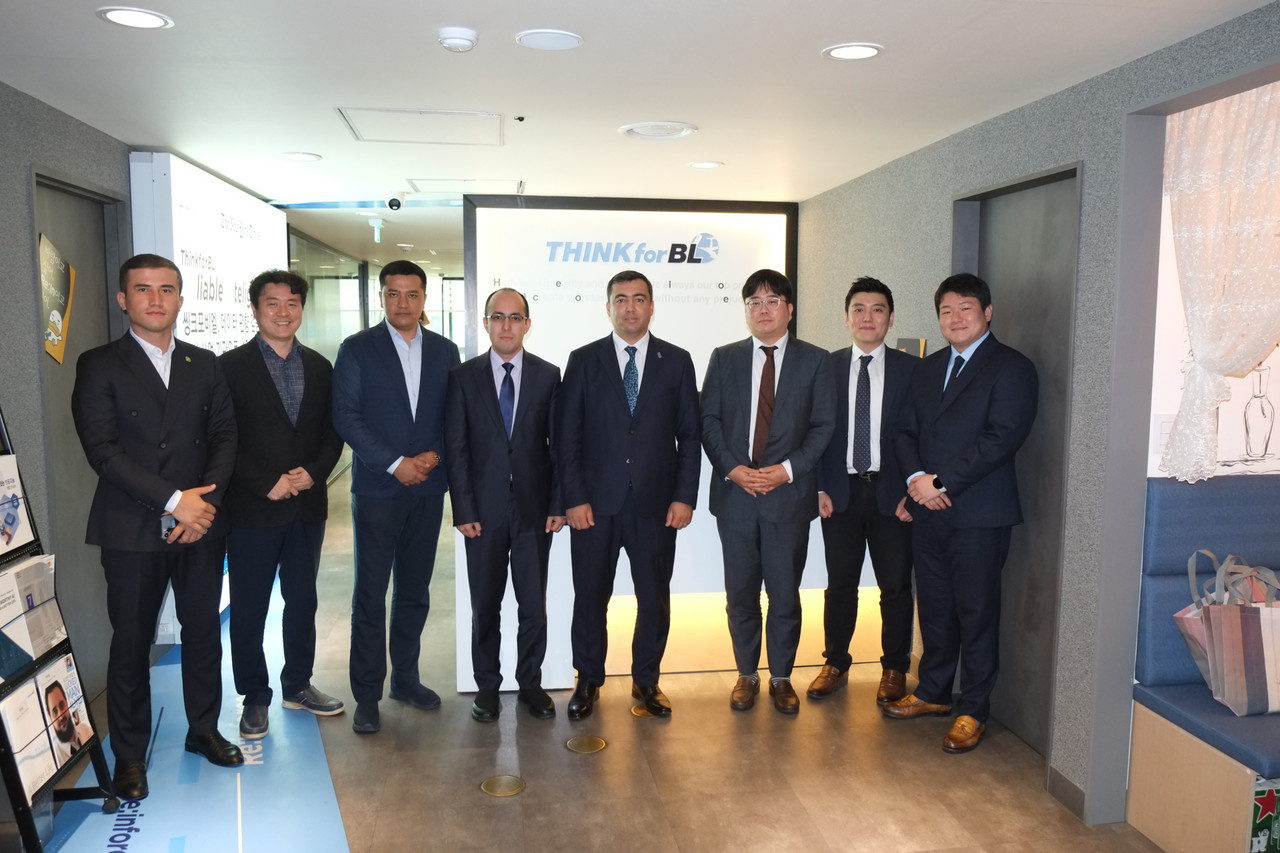 아누아로프 안소르 알리마돈비치 사마르칸트 주지사 디지털 자문(왼쪽에서 5번째), 한국SW테스팅협회 배현철 회장(왼쪽에서 6번째) 등 양측 관계자들이 협의 후 기념사진을 촬영하고 있다. (사진=한국SW테스팅협회)