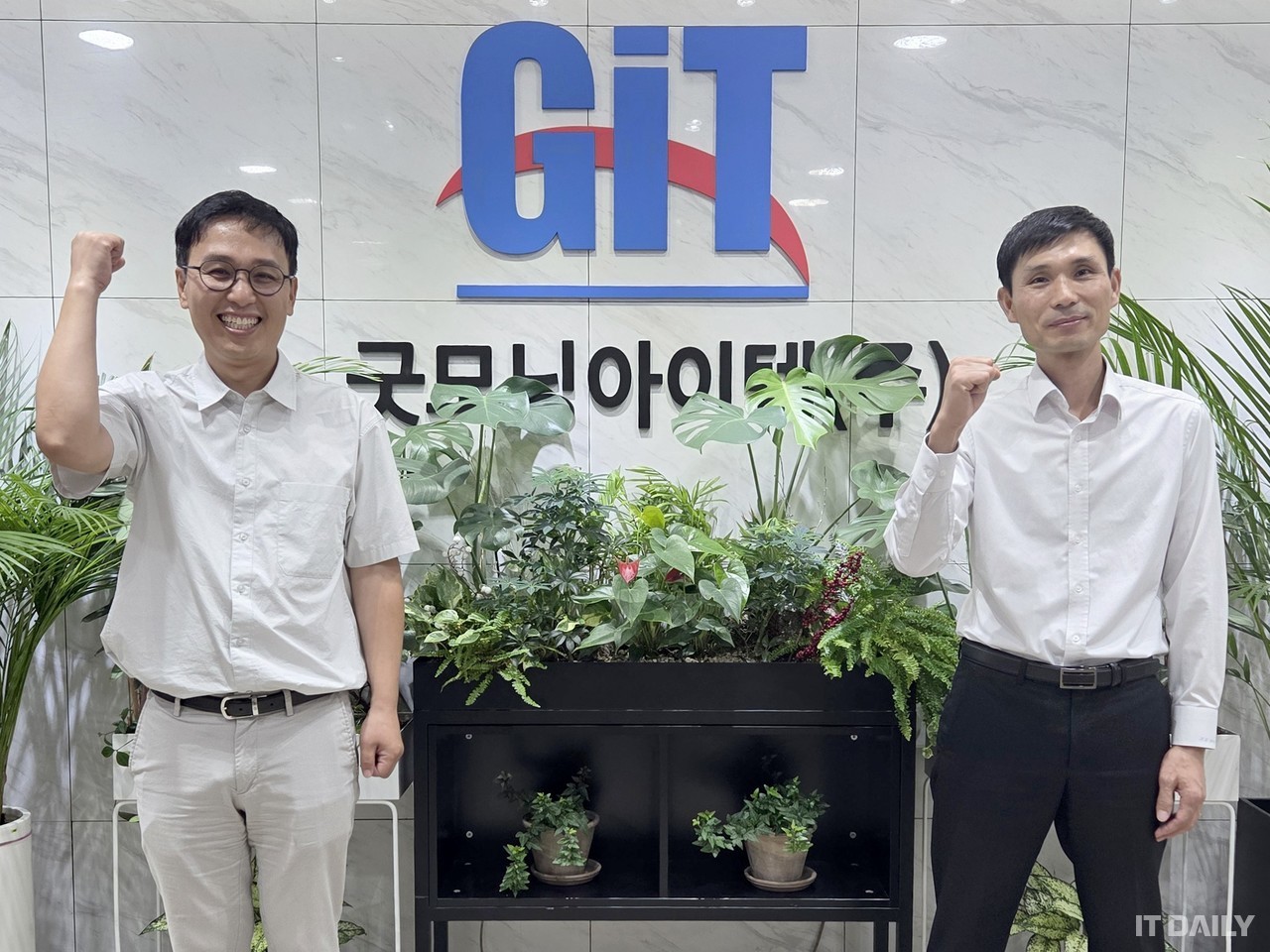 굿모닝아이텍 장재혁 이사(오른쪽), 네오아이앤이 채홍소 상무