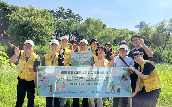 김홍근 대표(왼쪽 다섯 번째)와 배철환 사회공헌단장(오른쪽 세 번째)을 비롯한 봉사활동에 참여한 비젠트로 임직원들.