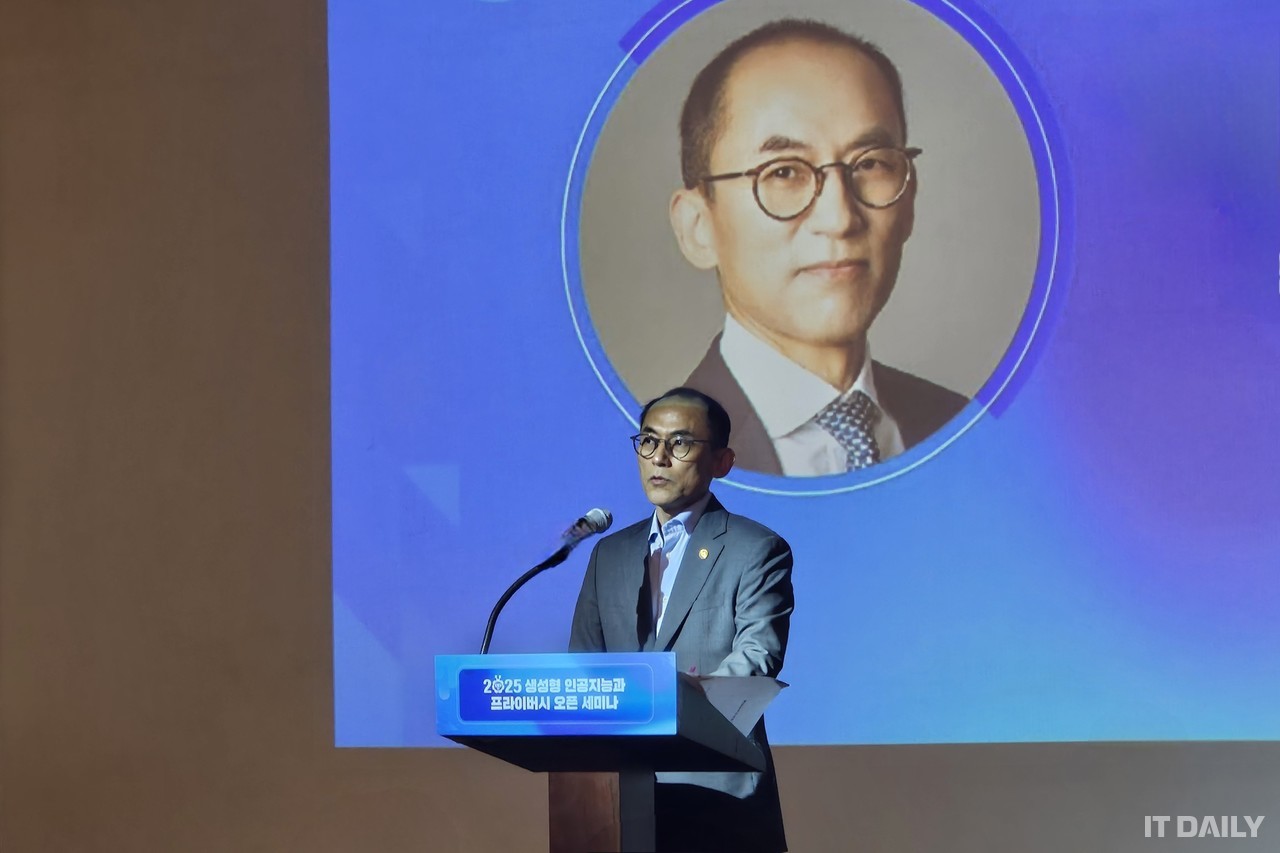 개인정보보호위원회 고학수 위원장이 6일 서울 중구 정동 1928 아트센터에서 열린 ‘생성형 인공지능과 프라이버시’ 오픈 세미나에서 인사말을 하고 있다.