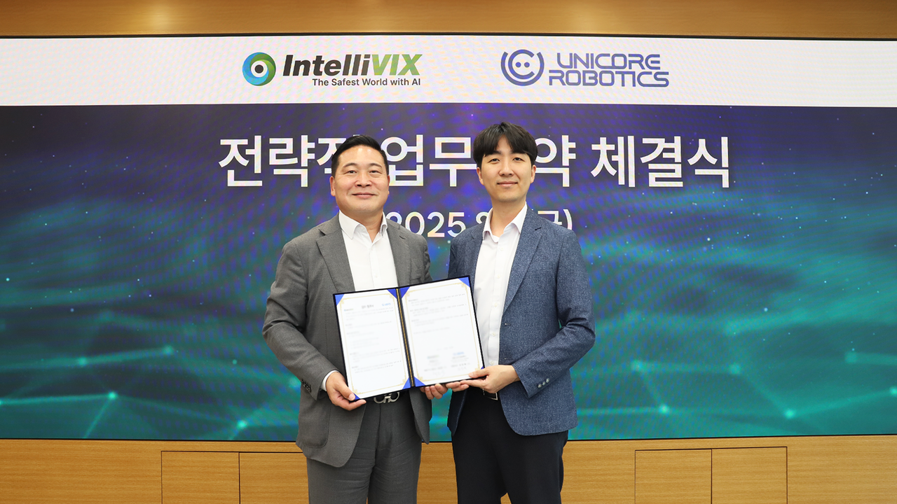 인텔리빅스 최은수 대표(왼쪽), 유니코어로보틱스 강창묵 대표