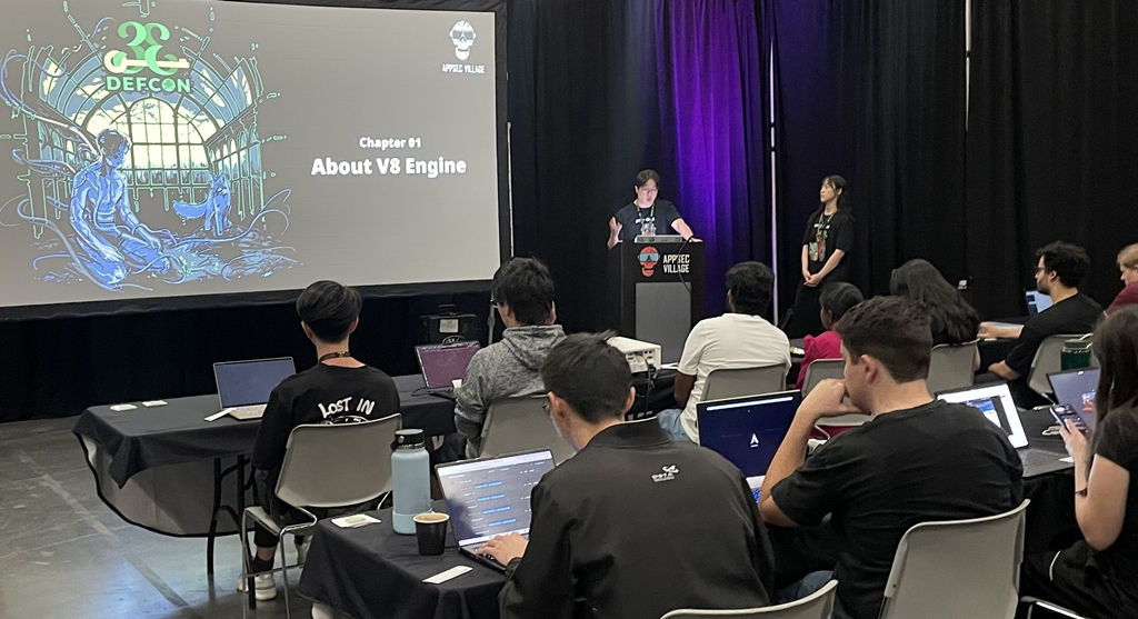 SK쉴더스의 화이트 해커 그룹 EQST(이큐스트)가 지난 8일 미국 라스베이거스 컨벤션센터에서 열린 글로벌 해킹 컨퍼런스 ‘데프콘(DEF CON) 33’에서 워크숍을 진행하는 모습 (사진=SK쉴더스)