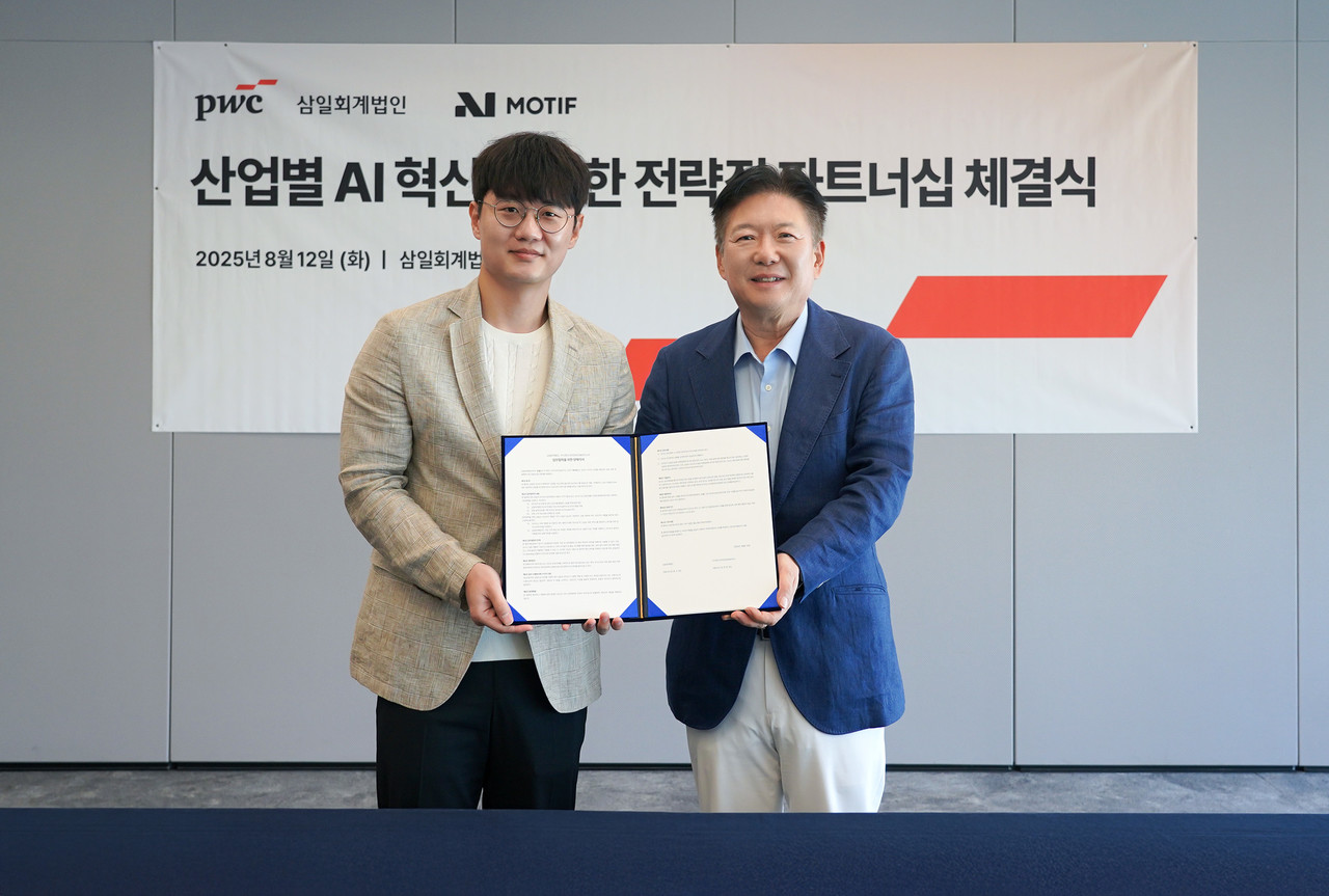 모티프테크놀로지스 임정환 대표(왼쪽), 삼일회계법인 윤훈수 대표가 협약서를 교환하고 있다.