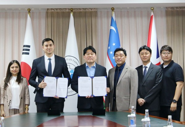 와이즈스톤티와 IUT는 최근 타슈켄트 현지에서 소프트웨어 품질 및 디지털 분야 협력을 위한 MOU를 체결했다. 좌측부터 IUT 잘랄로바 샤흐조다 국제협력 전략개발 부장, IUT 보부르 압둘라예프 총장, 와이즈스톤티 김인석 대표, 와이즈스톤티 김현수 상무, 와이즈스톤티 김빛나 팀장, 와이즈스톤U 김현우 법인장.