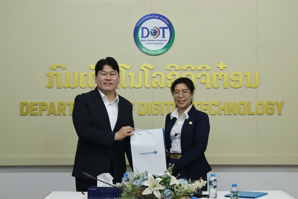 와이즈스톤티 김인석 대표(왼쪽)와 라오스 디지털기술부 시릴럭 사야분수 국장이 MOU체결 후 기념사진을 찍고 있다.