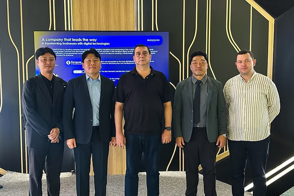 와이즈스톤티와 우즈베키스탄 국영 IT업체인 우즈인포콤(UZINFOCOM)은 MOU 체결을 위한 실무 협의를 진행했다. 와이즈스톤티 김인석 대표(왼쪽 두 번째)를 비롯한 관계자들이 기념사진을 찍고 있다.